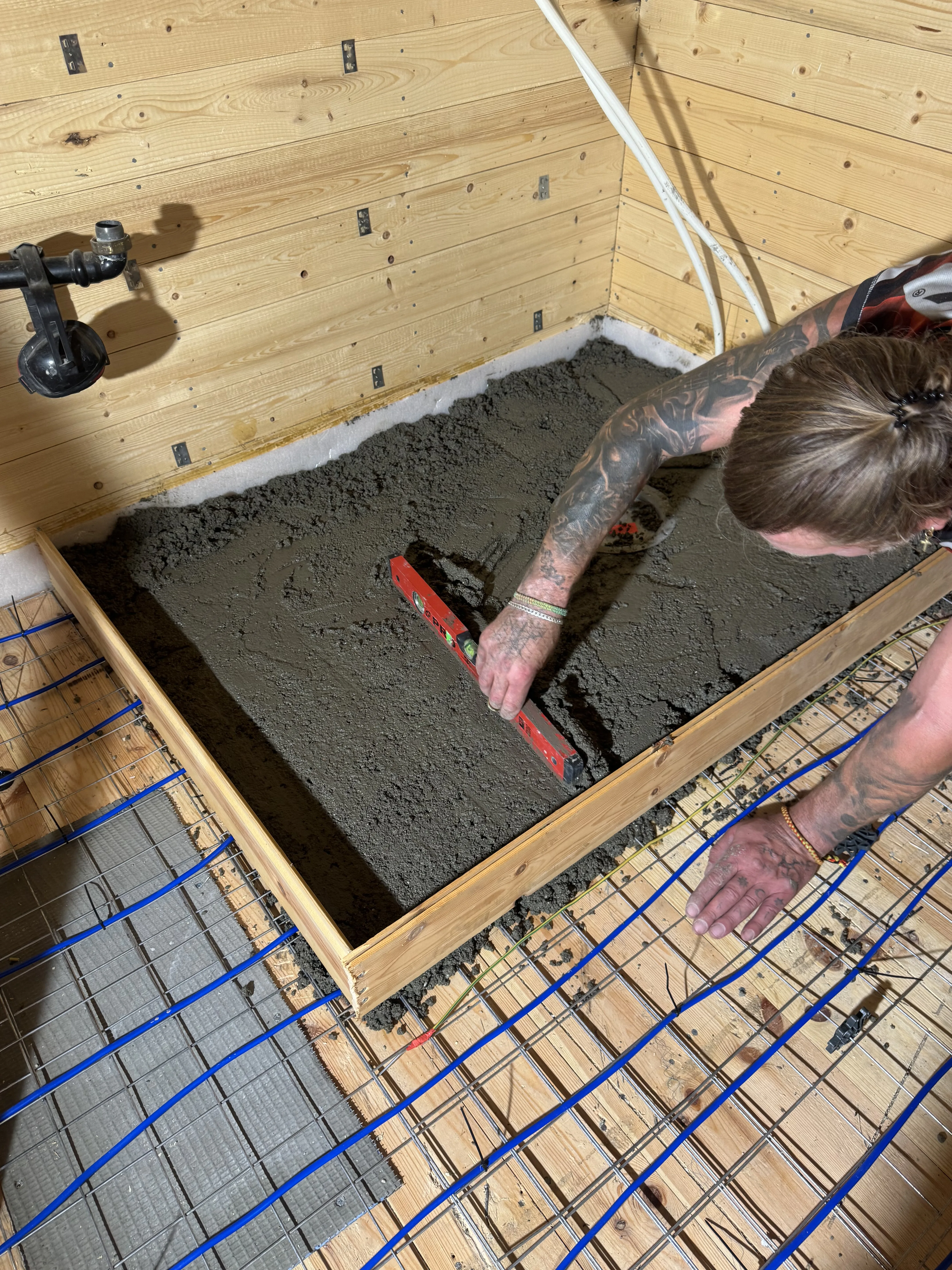 Concrete screed installation with underfloor heating system