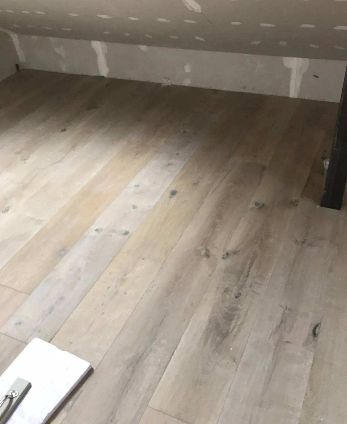 Laminatgulv og gipsvegg under installasjon