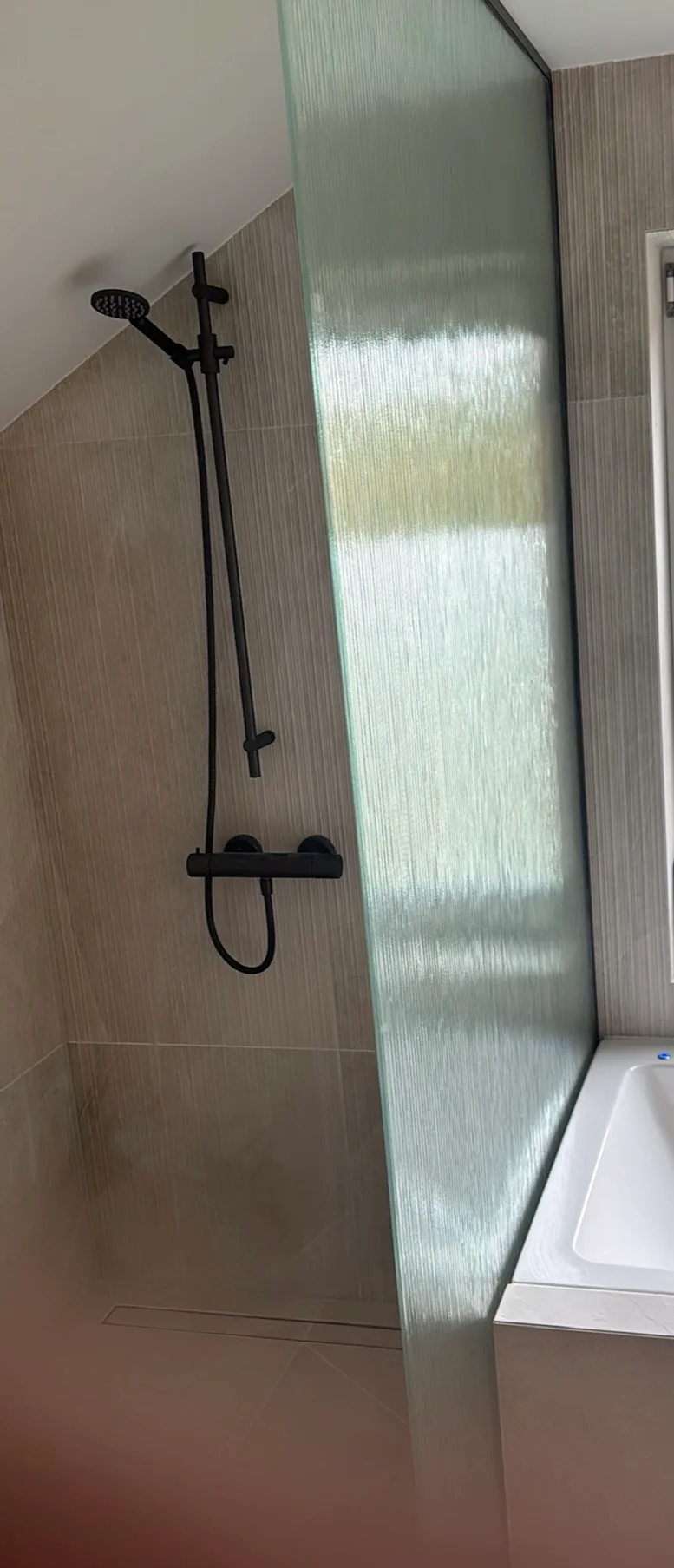 Baderomsrenovering med moderne dusjløsning og stilige fliser
