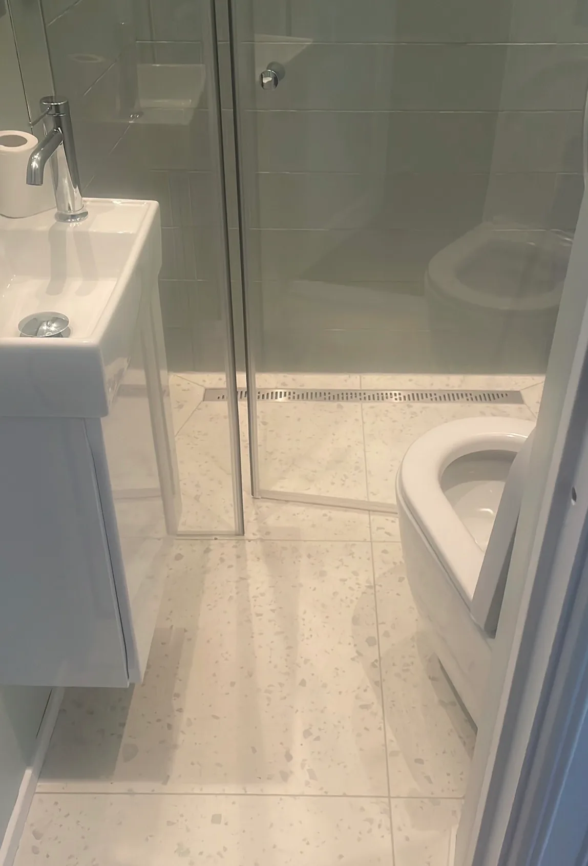 Baderomsrenovering med stilren dusj og moderne vask