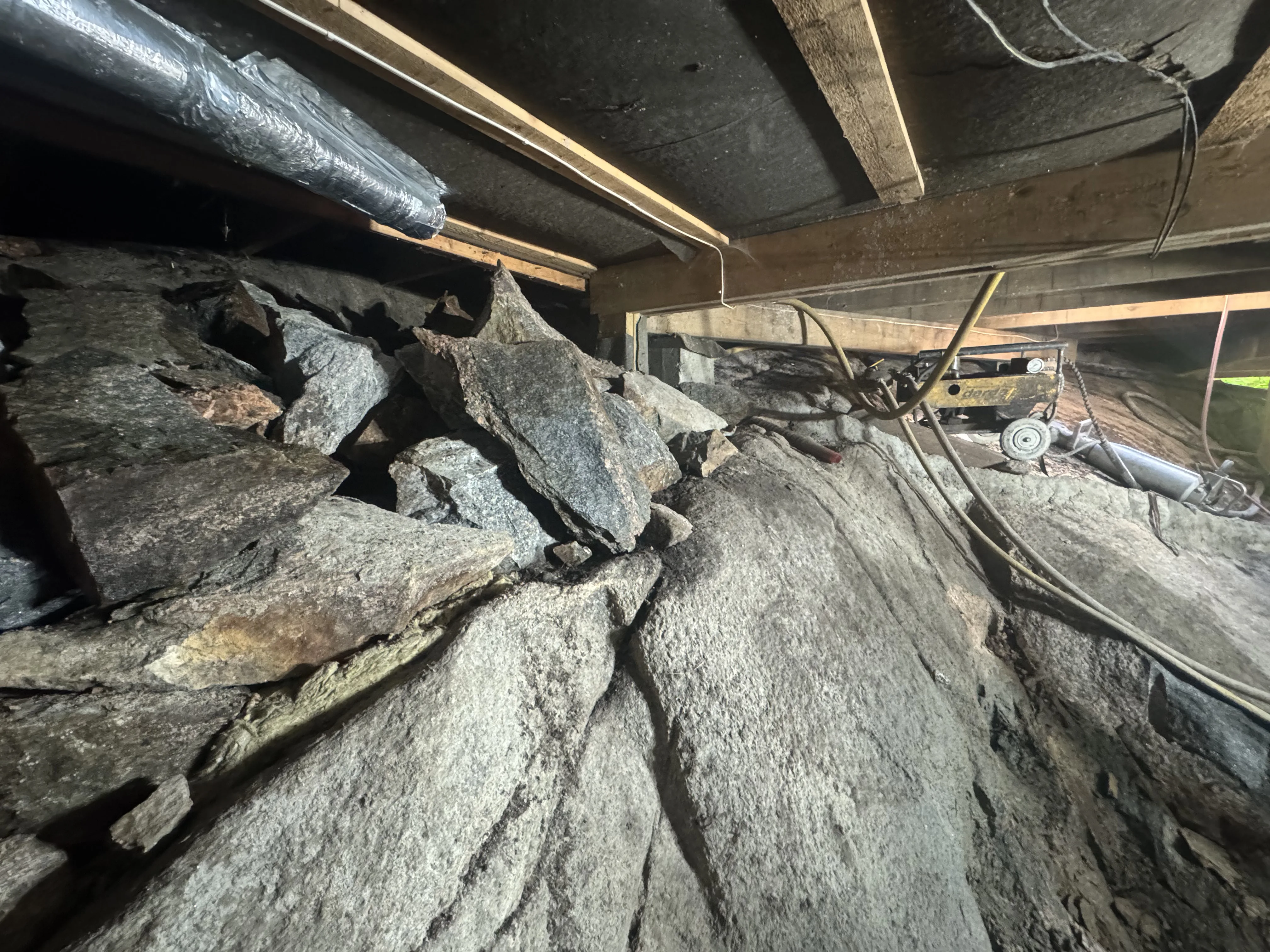 Klippe og bergarter stablet i en kjeller under renovering