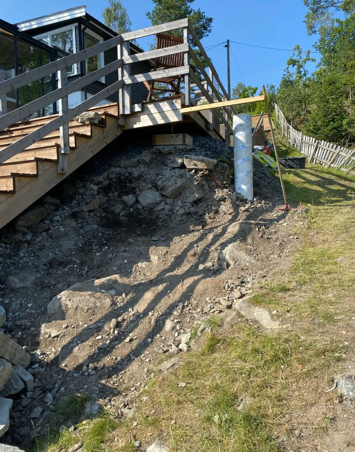 Grunnarbeid ved terrasse med stein og jordmassene