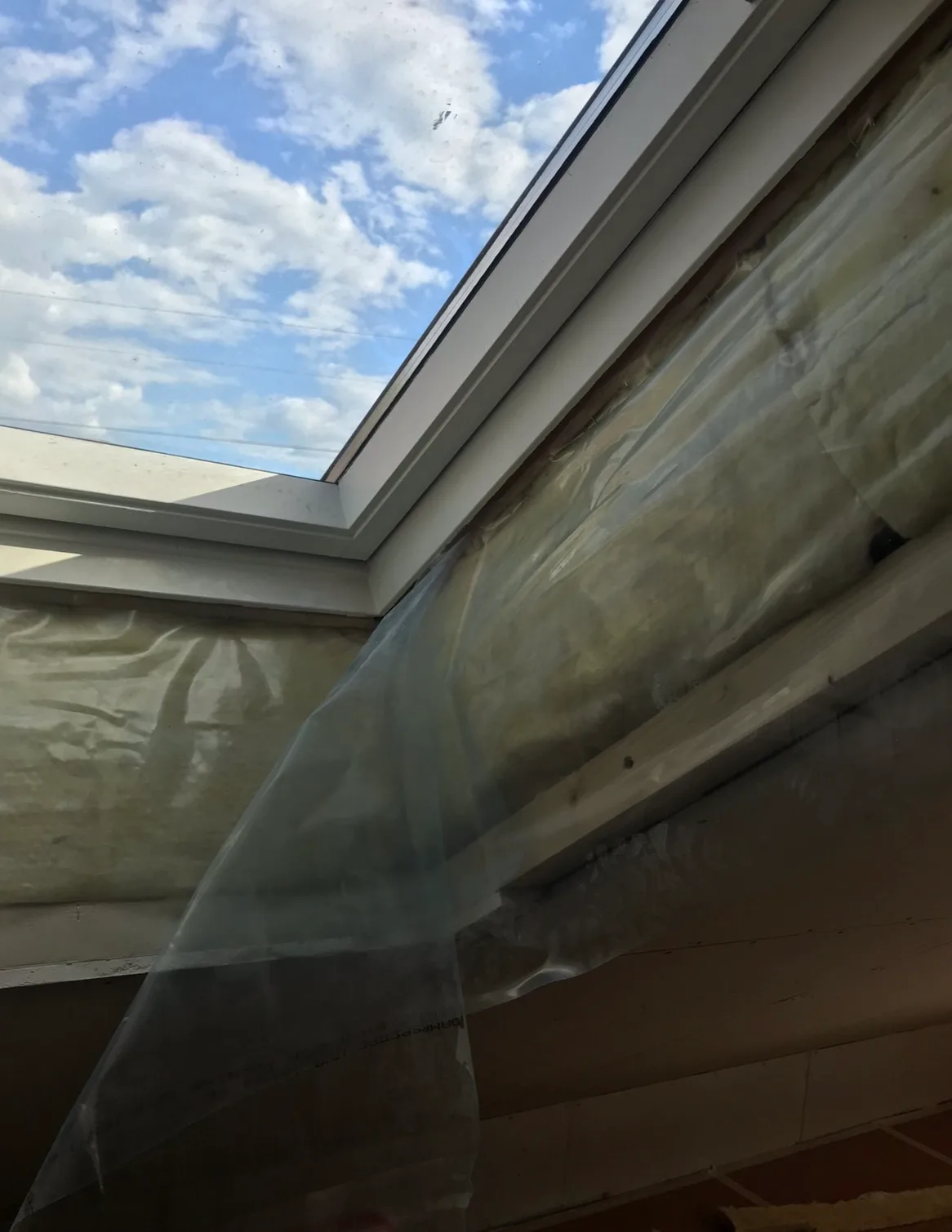 Vindusramme med plastbelegg under oppussing
