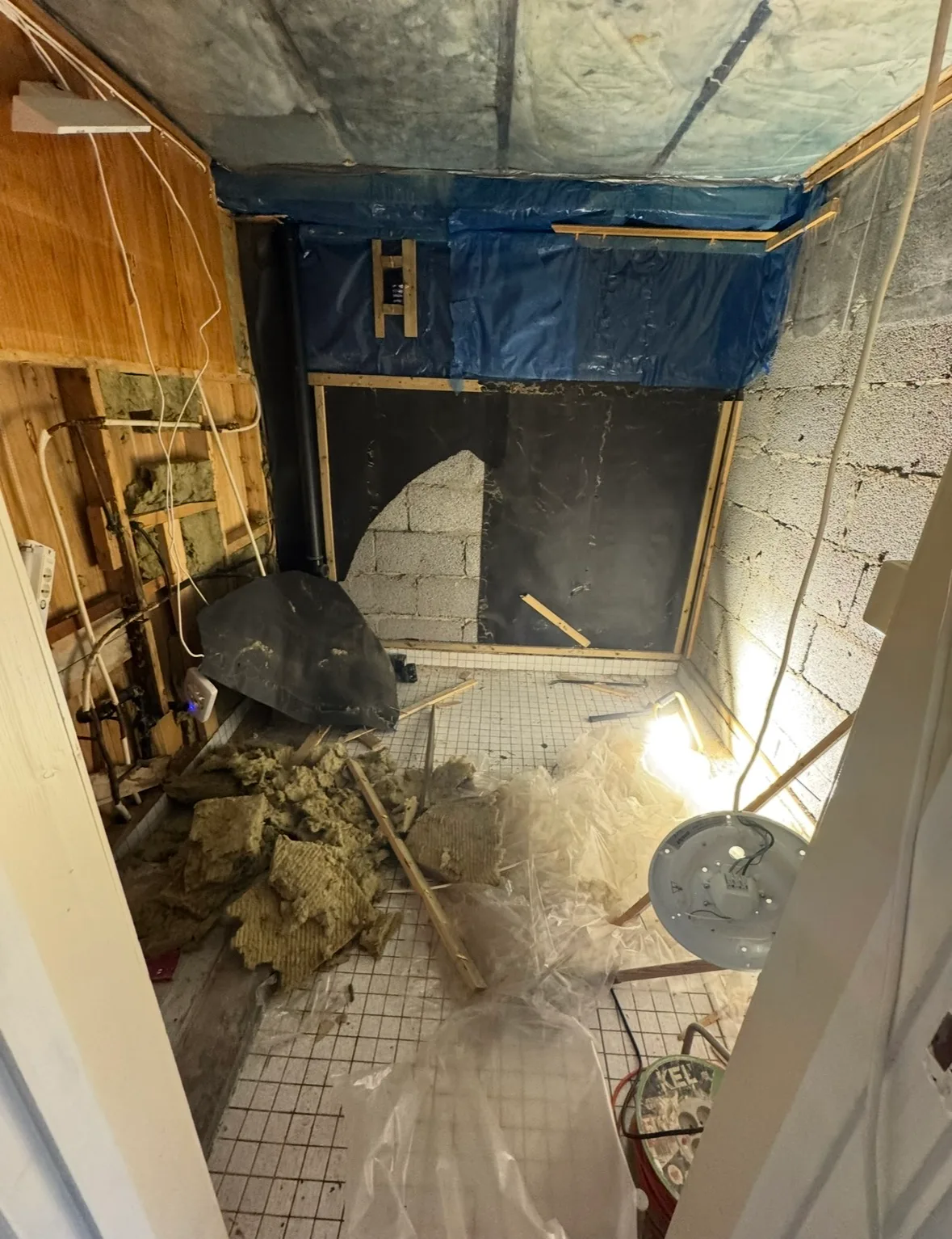 Utsikt over et rom under renovering med avfall og byggematerialer