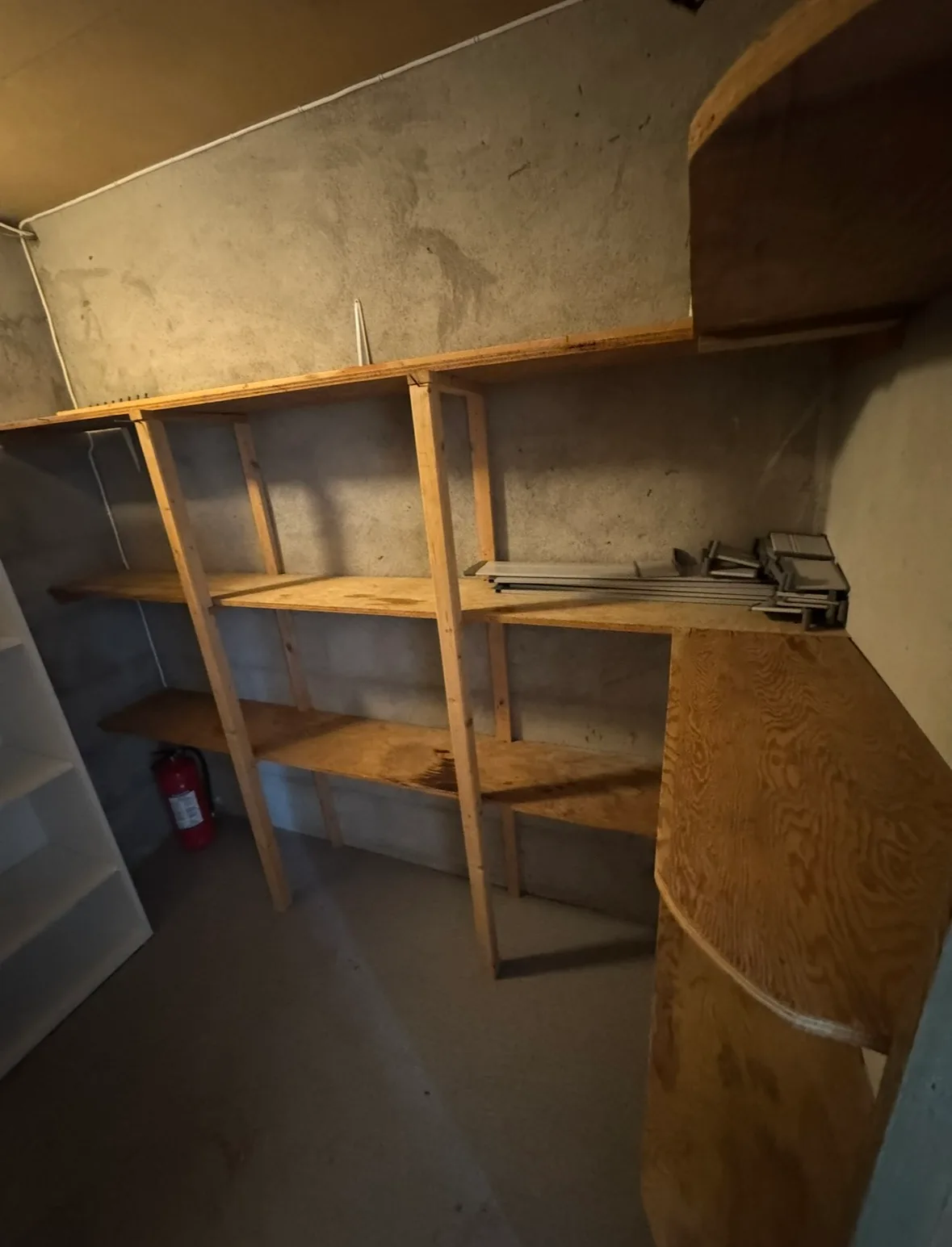 Utsikt av en renovert kjeller med tre hyller