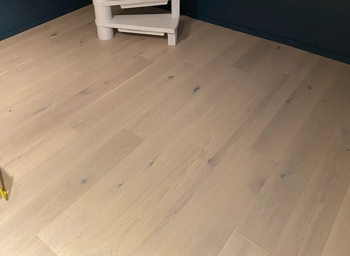 Nylagt laminatgulv med lys eikefarge i moderne interiørdesign