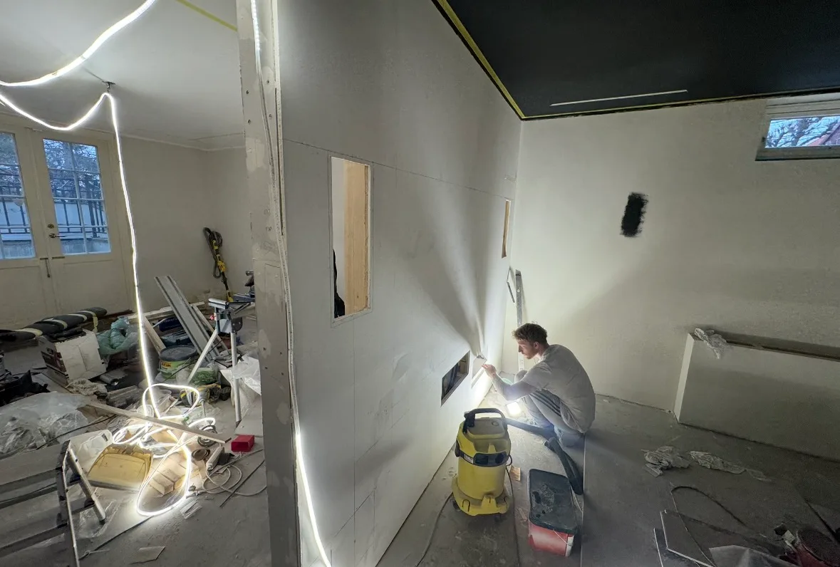 Arbeider med sparkling av gipsvegger i renoveringsprosjekt